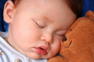 Projekt "Sicherer Babyschlaf" - Krankenhäuser verschenken Babyschlafsäcke bei Geburt eines Babys