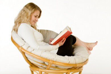 Lesen bei gedämpftem Licht schadet den Augen nicht