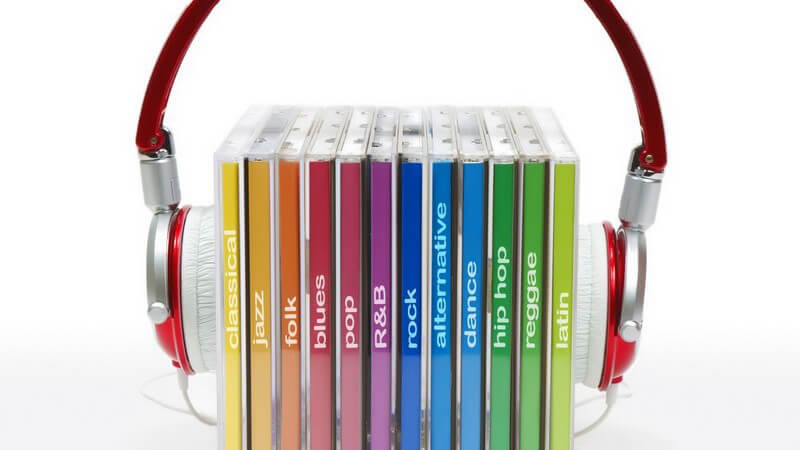 Kopfhörer um mehrere CDs gespannt, weißer Hintergrund