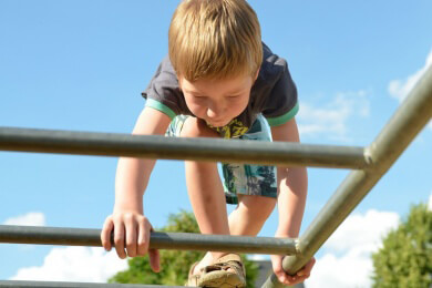 Mit dem Kletterbogen Kinder in ihrer Entwicklung unterstützen