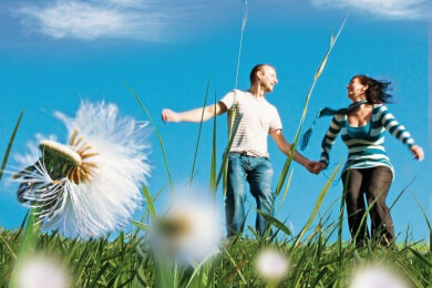 Singles sehnen sich im Frühling stärker nach einem Partner