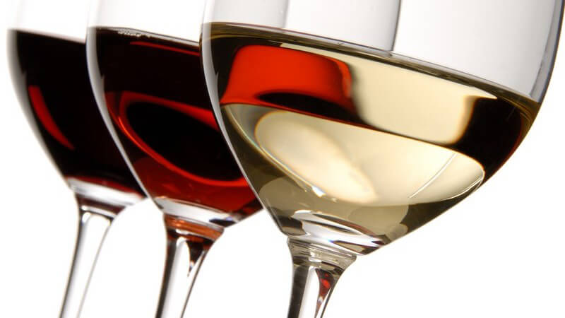 Nahaufnahme drei Gläser mit Rotwein, Weißwein, Roséwein
