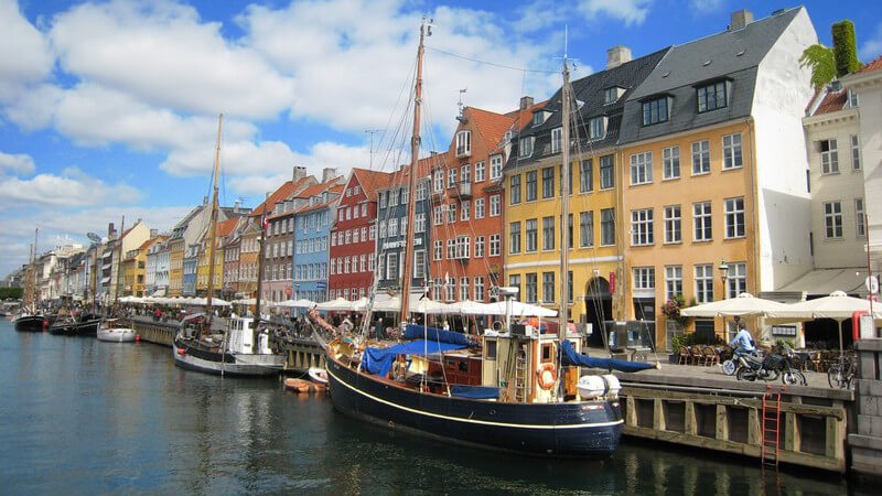 Kopenhagen, Straße mit bunten Häusern am Wasser, Anlegestelle mit Booten