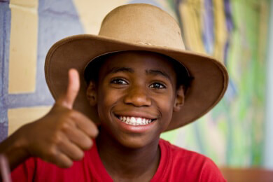 In Peru müssen die Schüler jetzt Hüte wegen der starken UV-Strahlung tragen