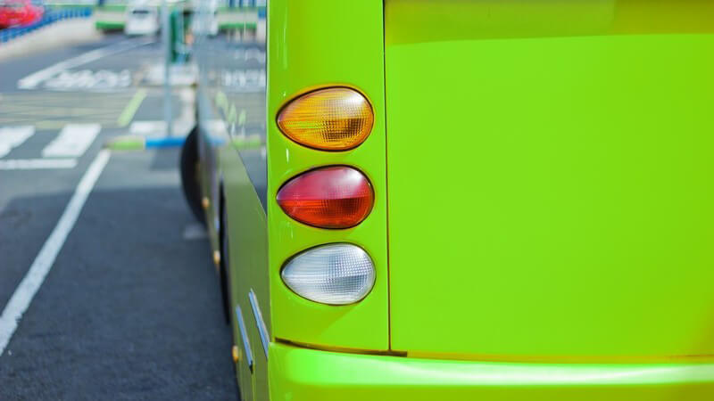 Rückansicht eines grünen Busses auf der Straße