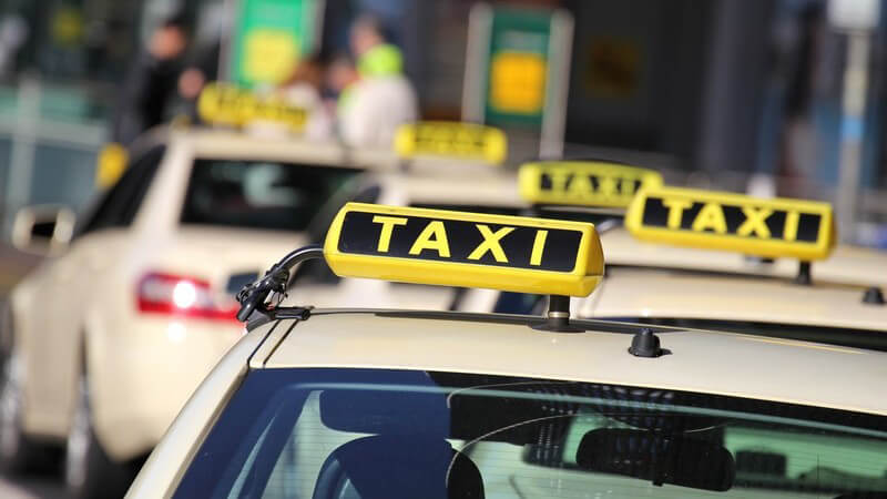 Deutsche Taxis stehen hintereinander in einer Schlange