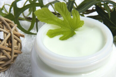 Weg von Chemie und hin zur Natur - Produkte aus der Naturkosmetik liegen weit vorn