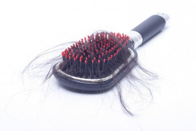 Frauen mit Haarausfall - nicht panisch reagieren, sondern sofort den Hausarzt konsultieren