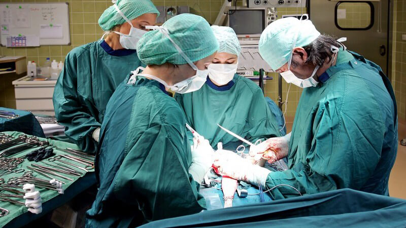 Chirurg mit drei Krankenschwestern im Operationssaal während OP