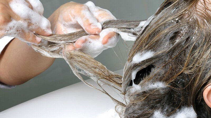 Haare werden beim Friseur gewaschen