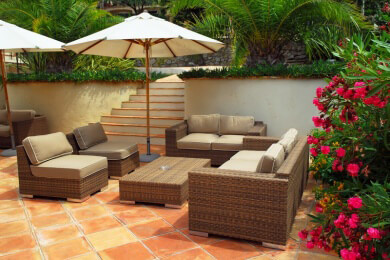 Lounge-Atmosphäre im Garten mit wetterbeständigen Sitzsäcken