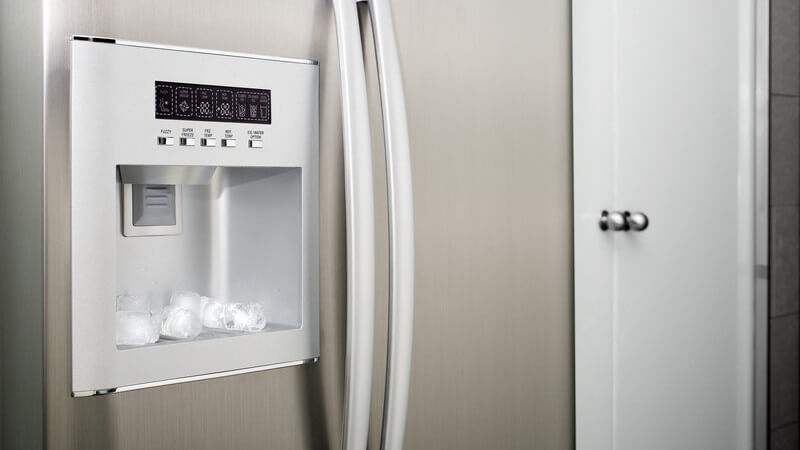 Kühlschrank mit Eiswürfeln