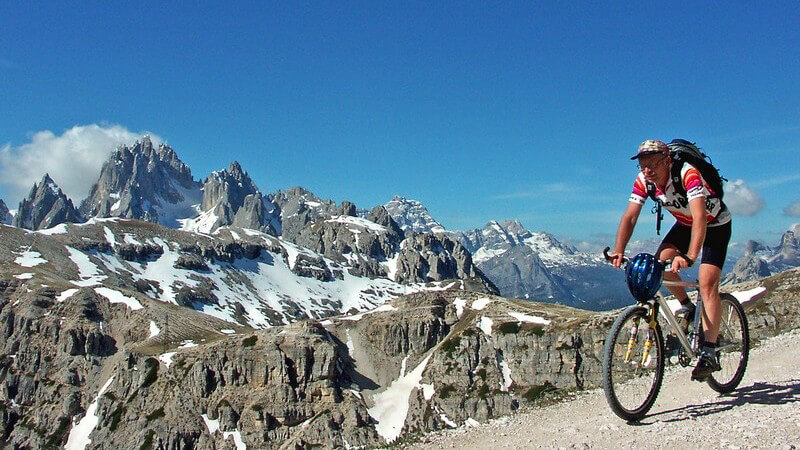 Radsportler auf einem Radweg in den Dolomiten
