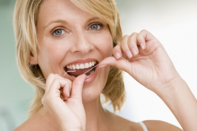 Beim Zähneputzen besonders auf Zahnzwischenräume achten - wie Sie an die schwierigen Stellen kommen