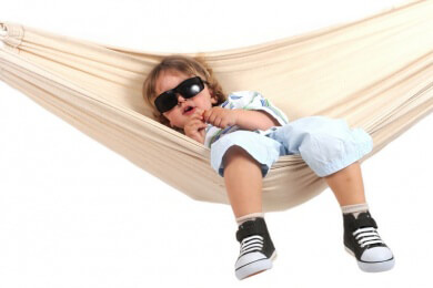 Für Kinder cool, für Eltern beruhigend - als UV-Schutz sind Sonnenbrillen ein Muss für Kinderaugen