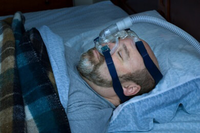 Eine Atemwegsüberdruck-Therapie (CPAP) kann bei einer Schlafstörung wie Schlafapnoe helfen