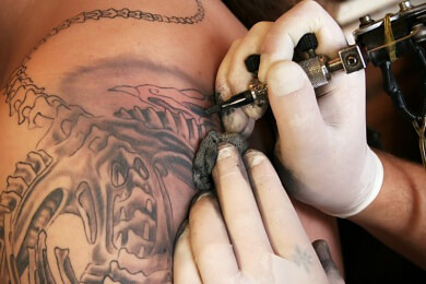 Lebenslang ins Gefängnis wegen eines Tattoos - Mörder überführt sich selbst