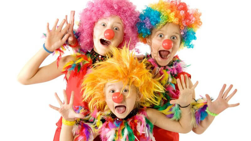 Drei Personen in Karnevalskostümen als Clowns