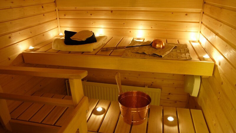 Einsicht in finnische Sauna mit Teelichtern