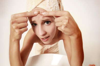 Süßigkeiten und Milchprodukte begünstigen die Entstehung von Pickeln