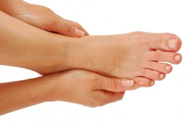 Deformierungen der Füße sollte man unbedingt behandeln lassen