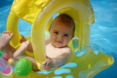 Babyhaut braucht nach dem Plantschen im Schwimmbad Pflege