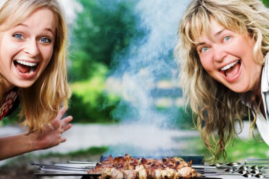 Grillpartys sind im Sommer die perfekte Flirtlocation