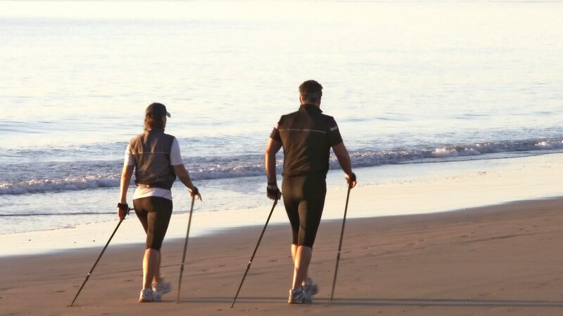 Junges Paar beim Walken am Strand