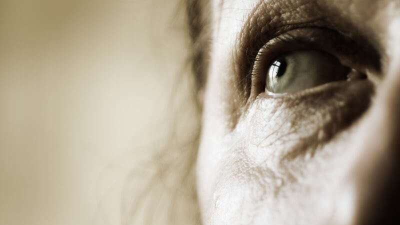 Nahaufnahme rechtes Auge einer älteren Frau