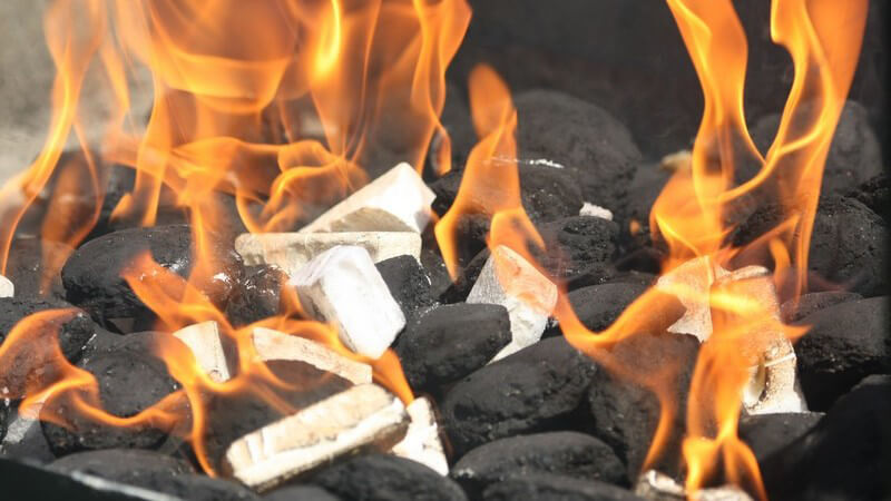 Grillfeuer mit Kohle und Grillanzündern