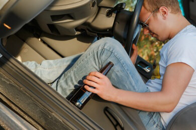 Unfallschäden am eigenen Auto bezahlt die Versicherung nicht, wenn Alkohol im Spiel war