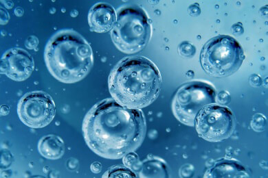 Buckelwale mit Blasen auf Heringsjagd