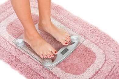 Der perfekte Frauenfuß hat die Größe 38 und rot lackierte Nägel