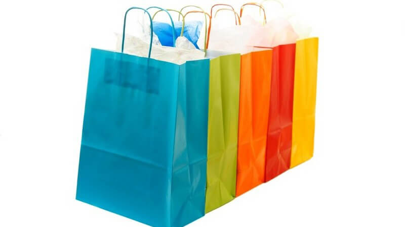 Fünf Einkaufstaschen, Papiertaschen, vom Shopping, türkis, grün, orange, rot, gelb, vor weißem Hintergrund
