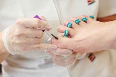 Was tun gegen verfärbte Fußnägel?