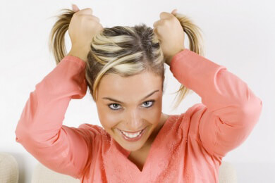 Pferdeschwanz keine Kleinmädchen-Frisur