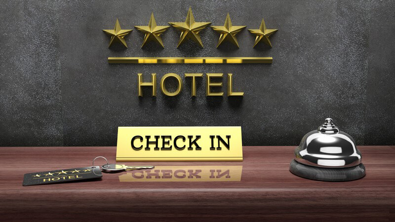 Hotelrezeption eines 5-Sterne-Hotels, Zimmerschlüssel und Klingel auf dem Tresen