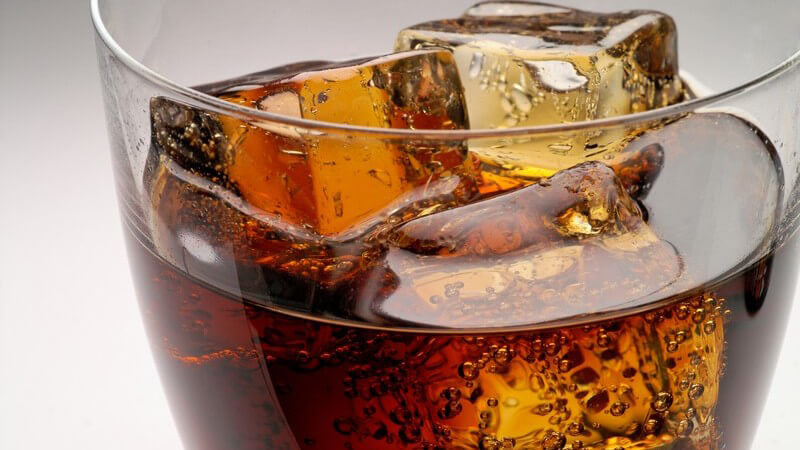 Nahaufnahme Glas mit Cola und Eiswürfeln