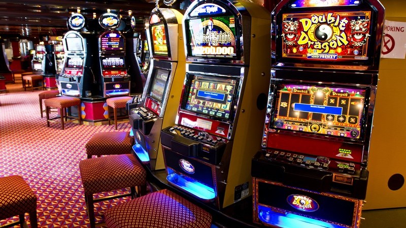 Casinosaal in Las Vegas mit rotem Teppichboden und vielen bunten Spielautomaten