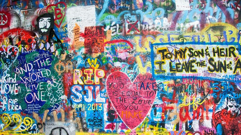 Ausschnitt der John-Lennon-Mauer in Prag, Graffitis, teils mit Beatles-Songtexten