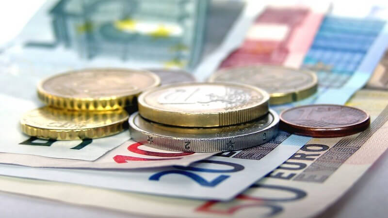 Nahaufnahme Euroscheine und Münzen auf Tisch, Geld