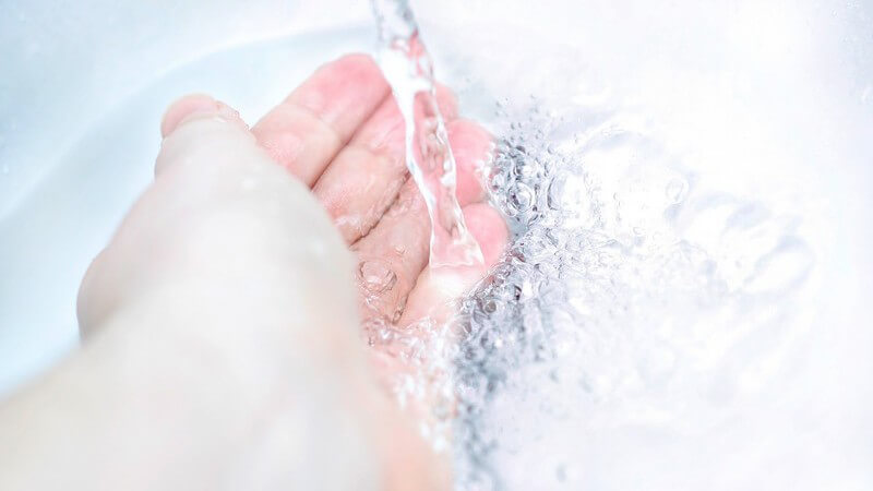 Linke Hand unter fließendem Wasser beim Händewaschen