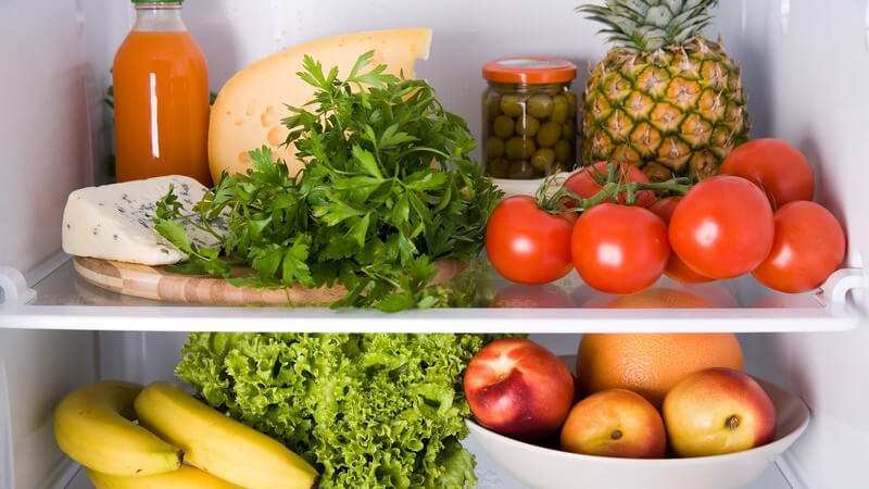 Einsicht Kühlschrank mit Obst, Gemüse und Getränk