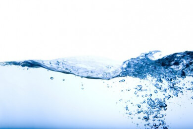 Senioren und das Wassertrinken - viele nehmen nicht die empfohlene Menge von 2 Liter zu sich