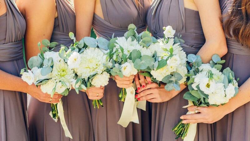 Fünf erwachsene Brautjungfern mit weißen Brautsträußen