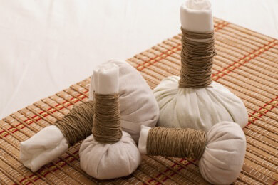 Kräuterstempelmassage für das Gesicht