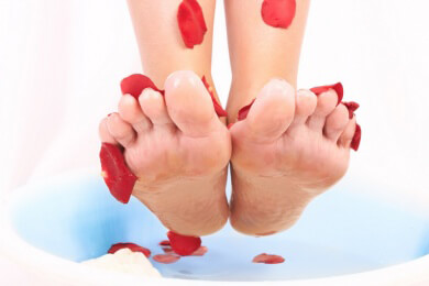 Straff und frisch - So wirken die Inhaltsstoffe der Rose in Naturkosmetik und Cremes