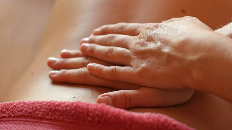 Massage - Rückenmassage mit beiden Händen - Rotes Handtuch