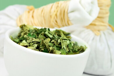 Naturheilkräfte durch die Kräuterstempelmassage sinnvoll eingesetzt