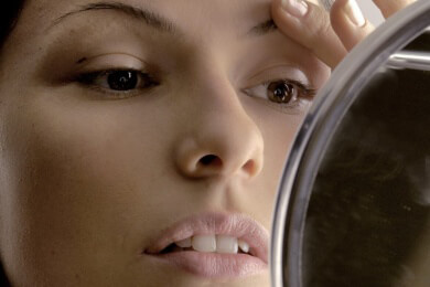 Die perfekte Farbe beim Augenbrauenpuder wählen